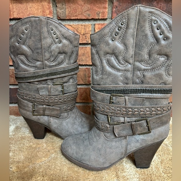 🖤MIA STRAPPY BUCKLE STUDDED GRAY FAUX LEATHER HEELED CALF HIGH BOOTS SIZE 8🖤 - Picture 10 of 12